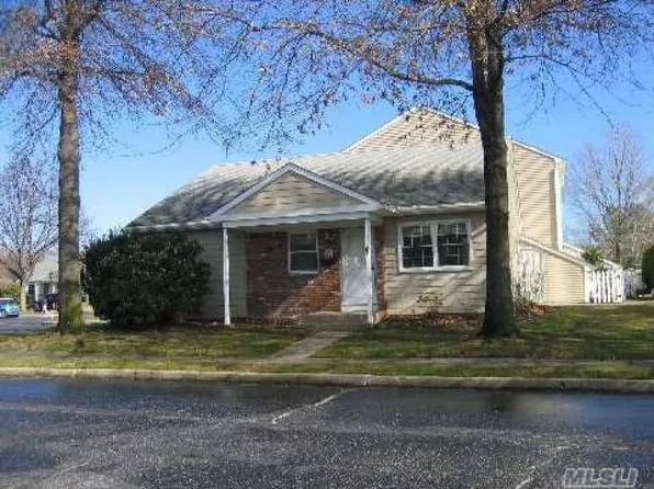 14 Harvest Time Ct, Huntington Station, NY 11746