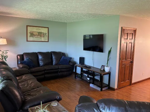 2 Watson Ln, Fairfield, IL 62837