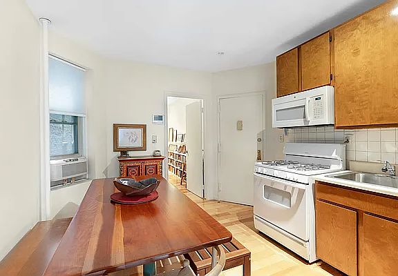 4th image of 323 W 43rd St APT 3FW