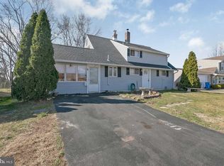 6 Ice Pond Rd, Levittown, PA 19057