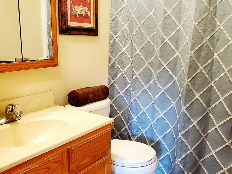 305 Thomas Dr #8 — Photo 2