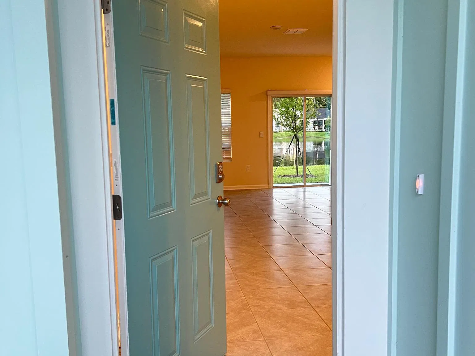 3 bed, 2.5 bath, 1502 sqft, $2,000 — Photo 2