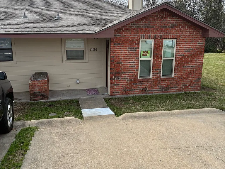 1136 Suburban Dr — Photo 6