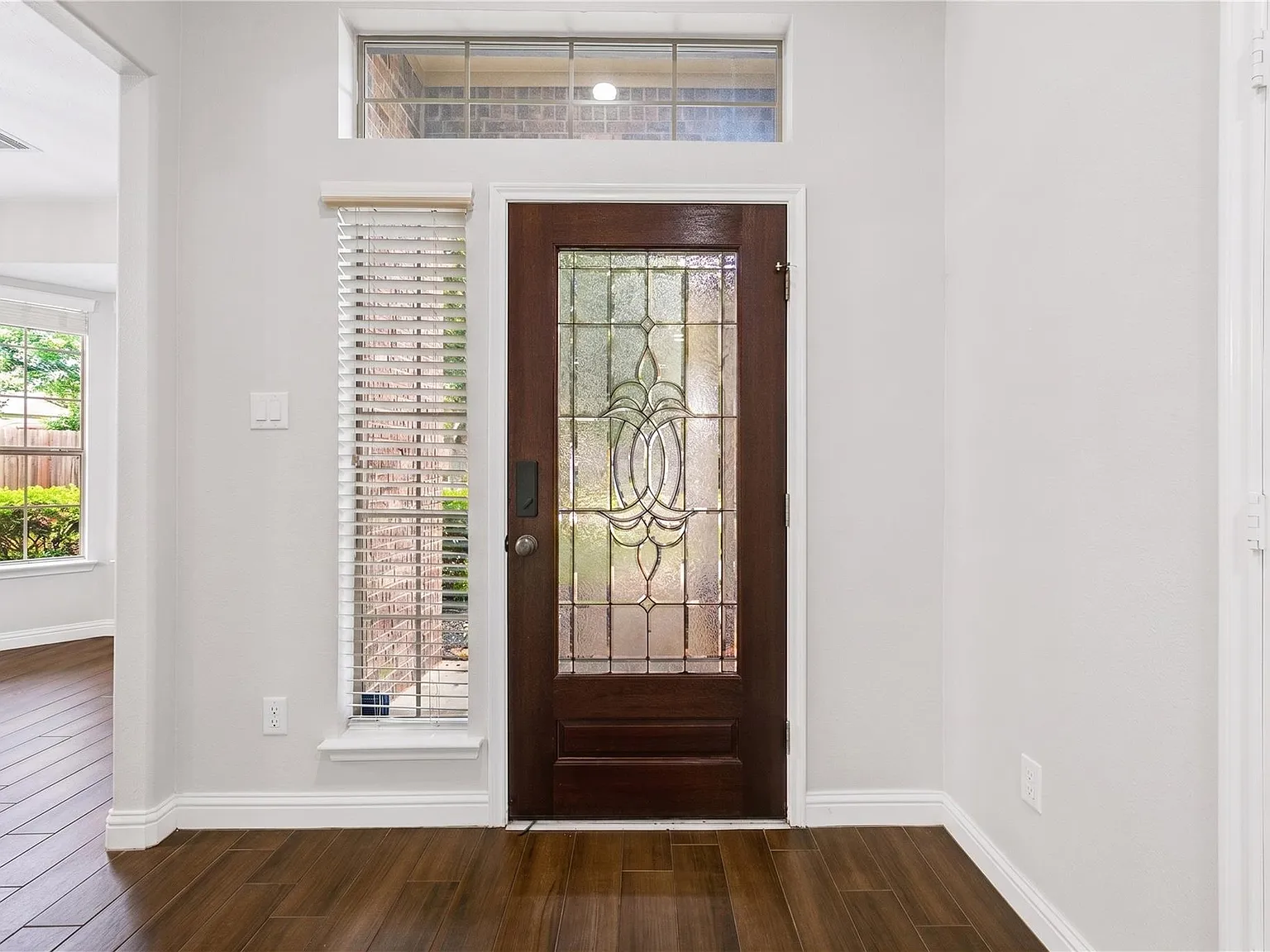 3 bed, 2.0 bath, 1849 sqft, $2,300 — Photo 4