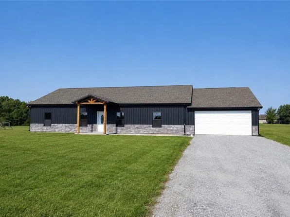 179 Peak Ln, Girard, KS 66743