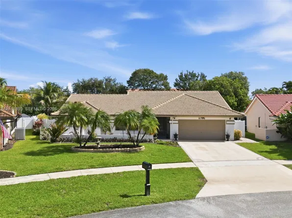 5792 Sun Pointe Cir, Boynton Beach, FL 33437