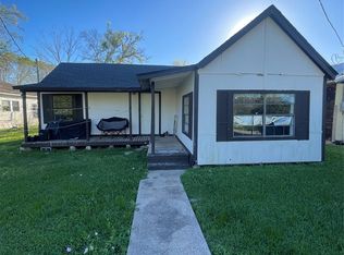 105 N Carver St, Edna, TX 77957