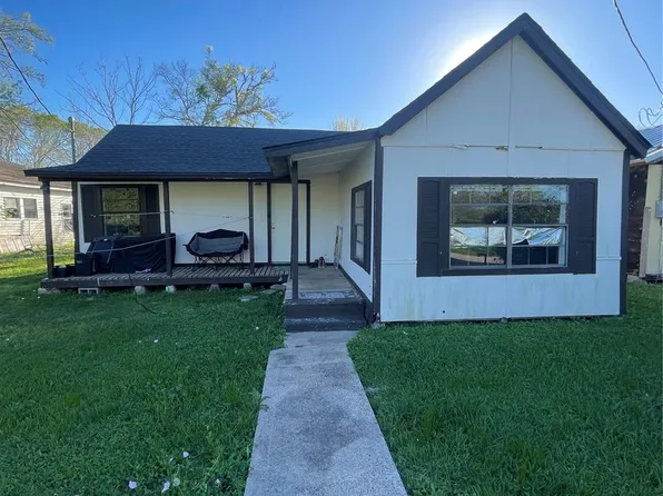 105 N Carver St, Edna, TX 77957