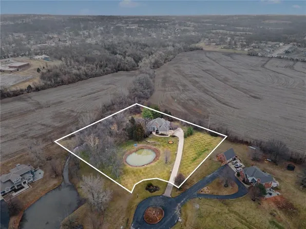 4 Orchard Pl, Harrisonville, MO 64701