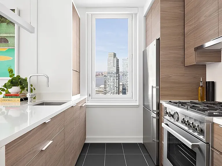 555 W 38th St #2701 — Photo 1