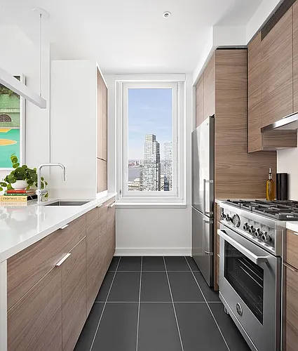 555 W 38th St #2701 Photo 1