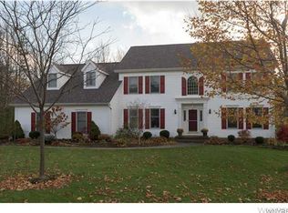 14 Lakeridge Dr S, Orchard Park, NY 14127