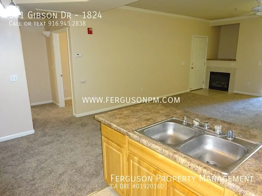 Upper Level Condo with Newer Carpet, Paint and a Garage — Photo 3