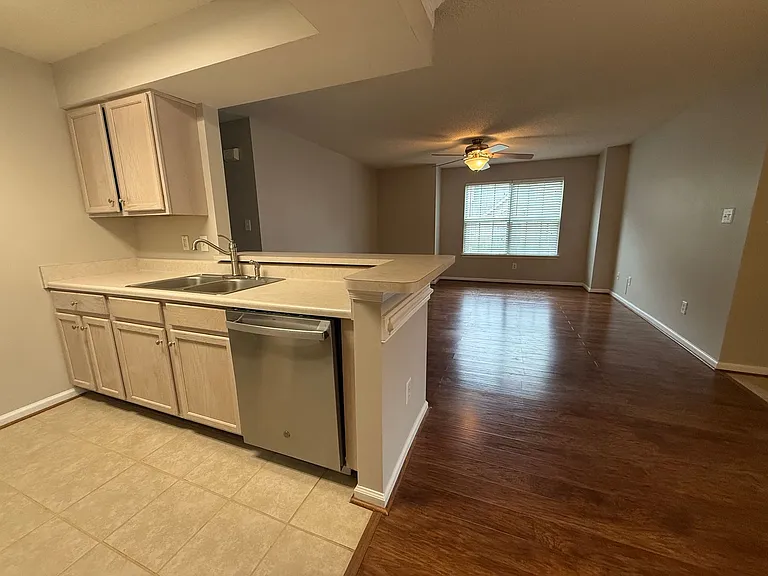 301 Queens Cres — Photo 4