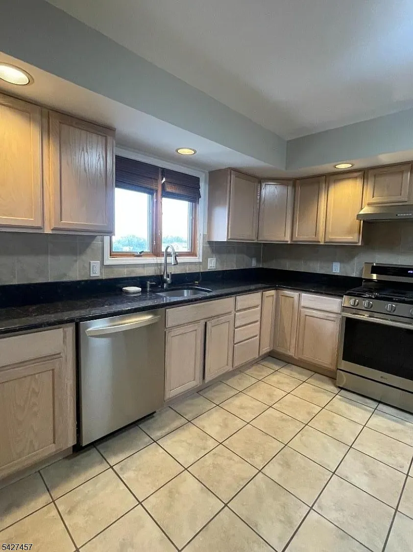 3 bed, 2.0 bath, $3,000 — Photo 2