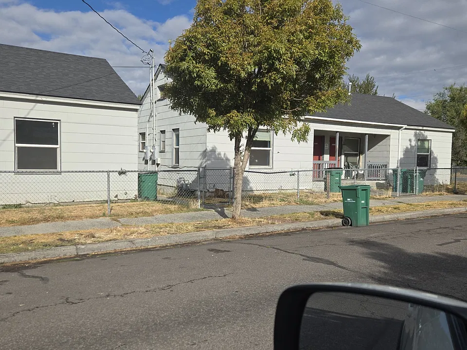 906 E Main St