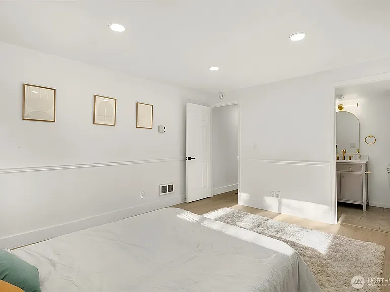 14527 NE 40th St — Photo 2