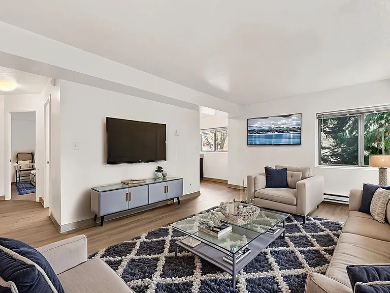 Uptown Manor — Photo 1