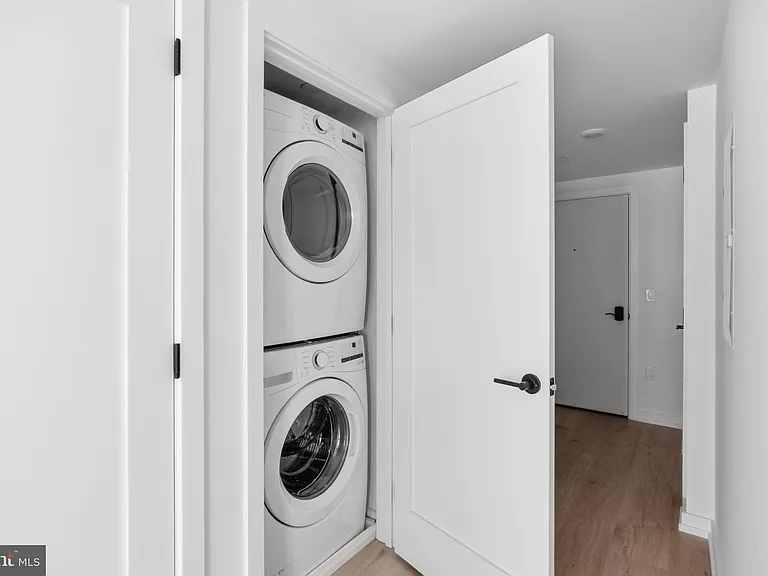 209 New St #2G — Photo 17