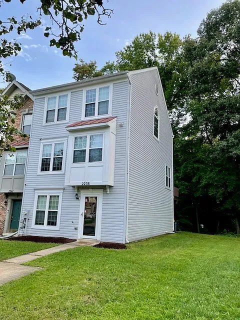 Magnificent 3-level, 3 Bdr & 3.5 bath End-Unit Seven Oaks T/H, backing to trees