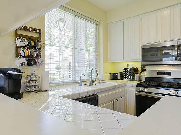 You have everything you need in this kitchen.