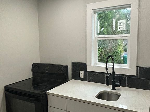 4th image of 922 E Crockett St #3