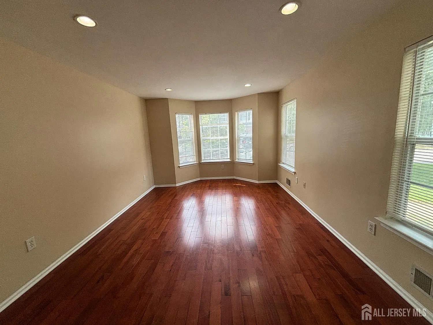 4 bed, 2.5 bath, 1950 sqft, $3,600 — Photo 3