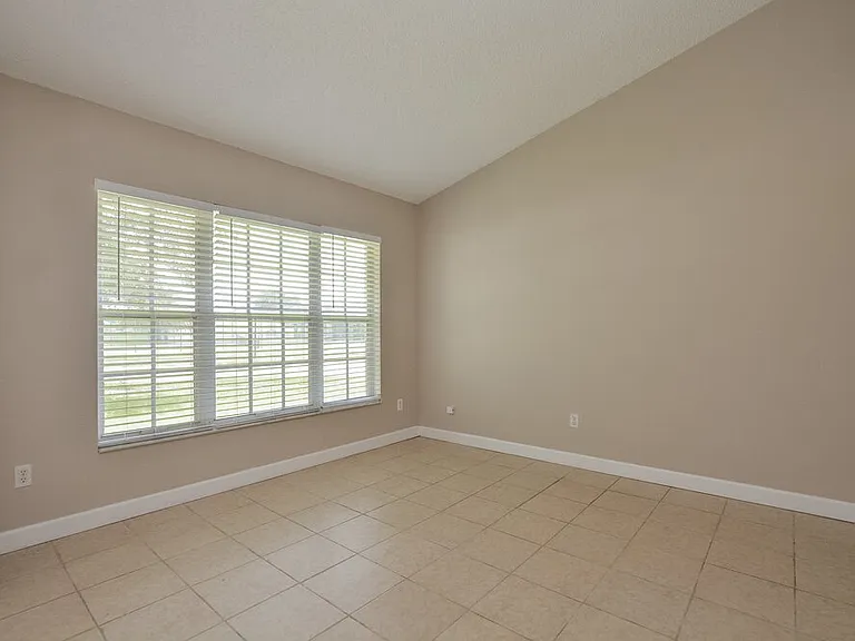1306 Silverthorn Dr — Photo 3