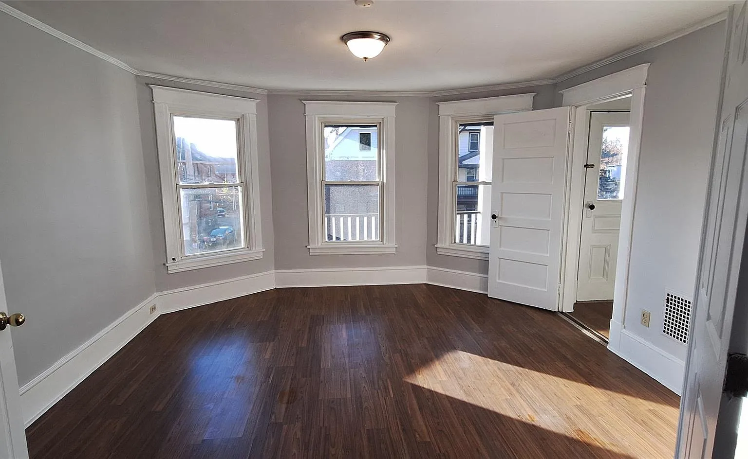 3 bed, 1.0 bath, 1050 sqft, $2,050 — Photo 4