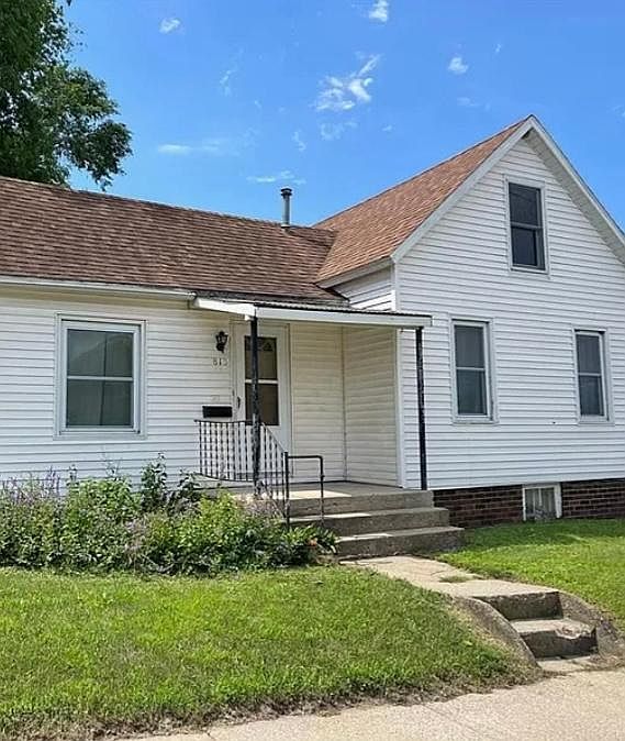 1st image of 813 Railroad St