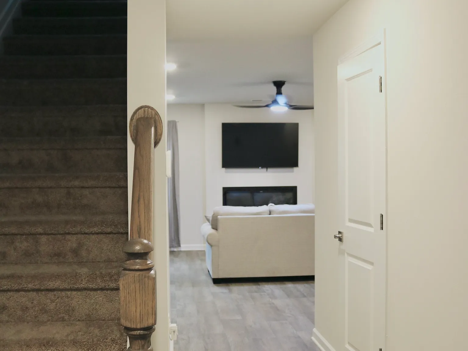 4 bed, 2.5 bath, 2015 sqft, $3,200 — Photo 2