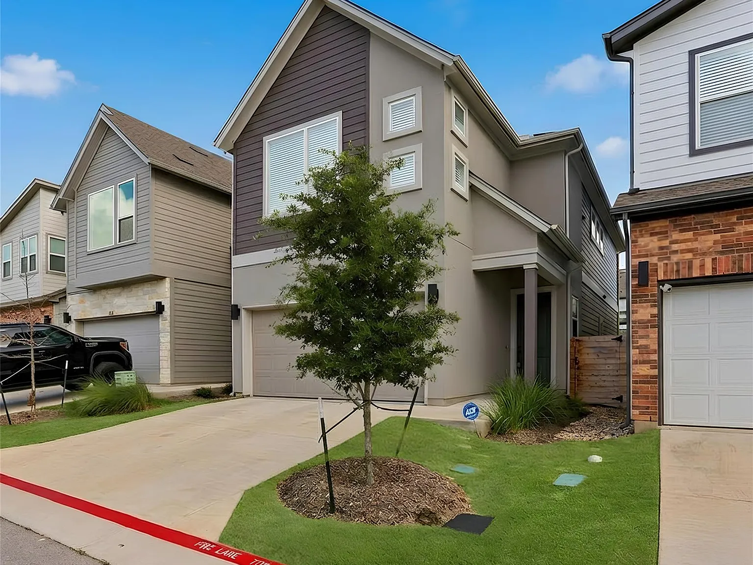 3 bed, 2.5 bath, 2029 sqft, $3,300 — Photo 3
