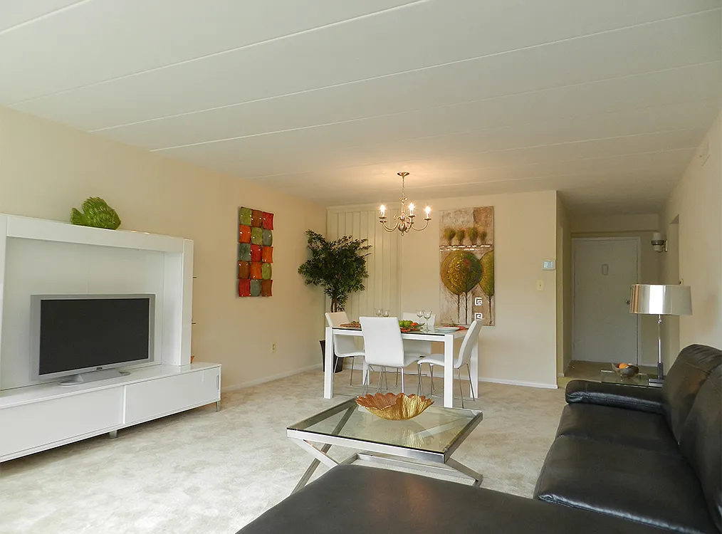 Wellesley House Apartments — Photo 3