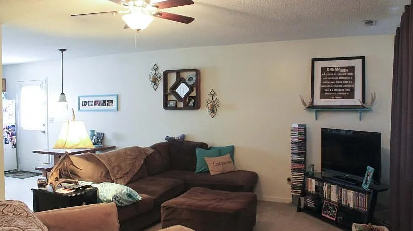3 bed, 1.5 bath, 1800 sqft, $900 — Photo 3