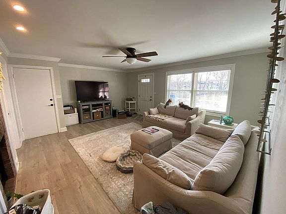 3rd image of 827 W North St