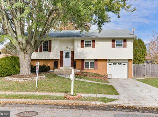 8 Sutton Dr, Hamilton, NJ 08690