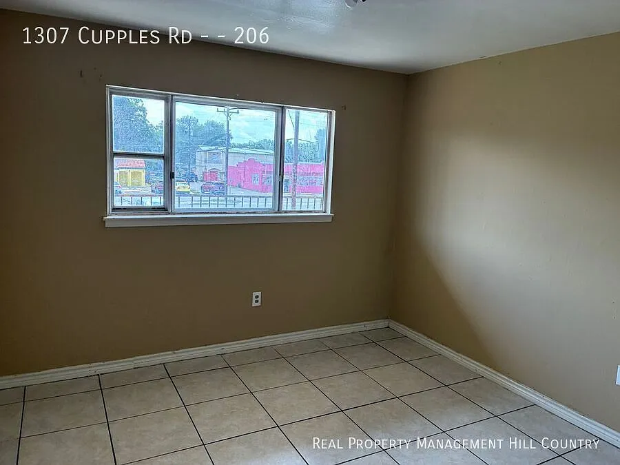 Garden Style 2 Bed / 1 Bath Apartment - All Appliances Included — Photo 4