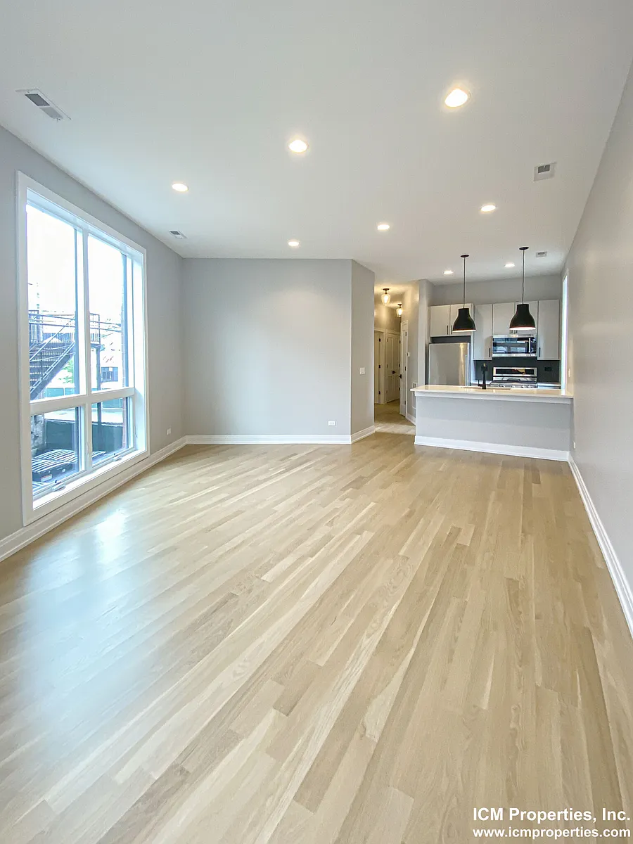 Building Photo - 1046 W Cornelia Ave #2