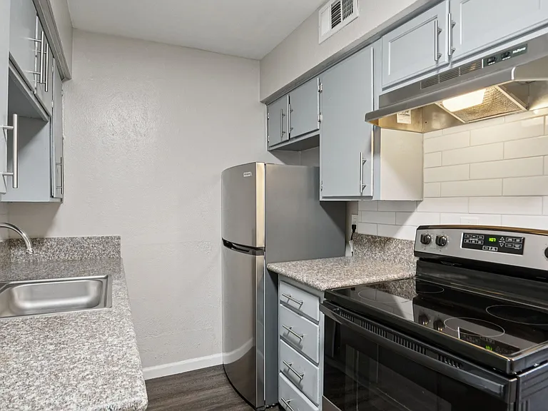 Loft on Louise — Photo 23