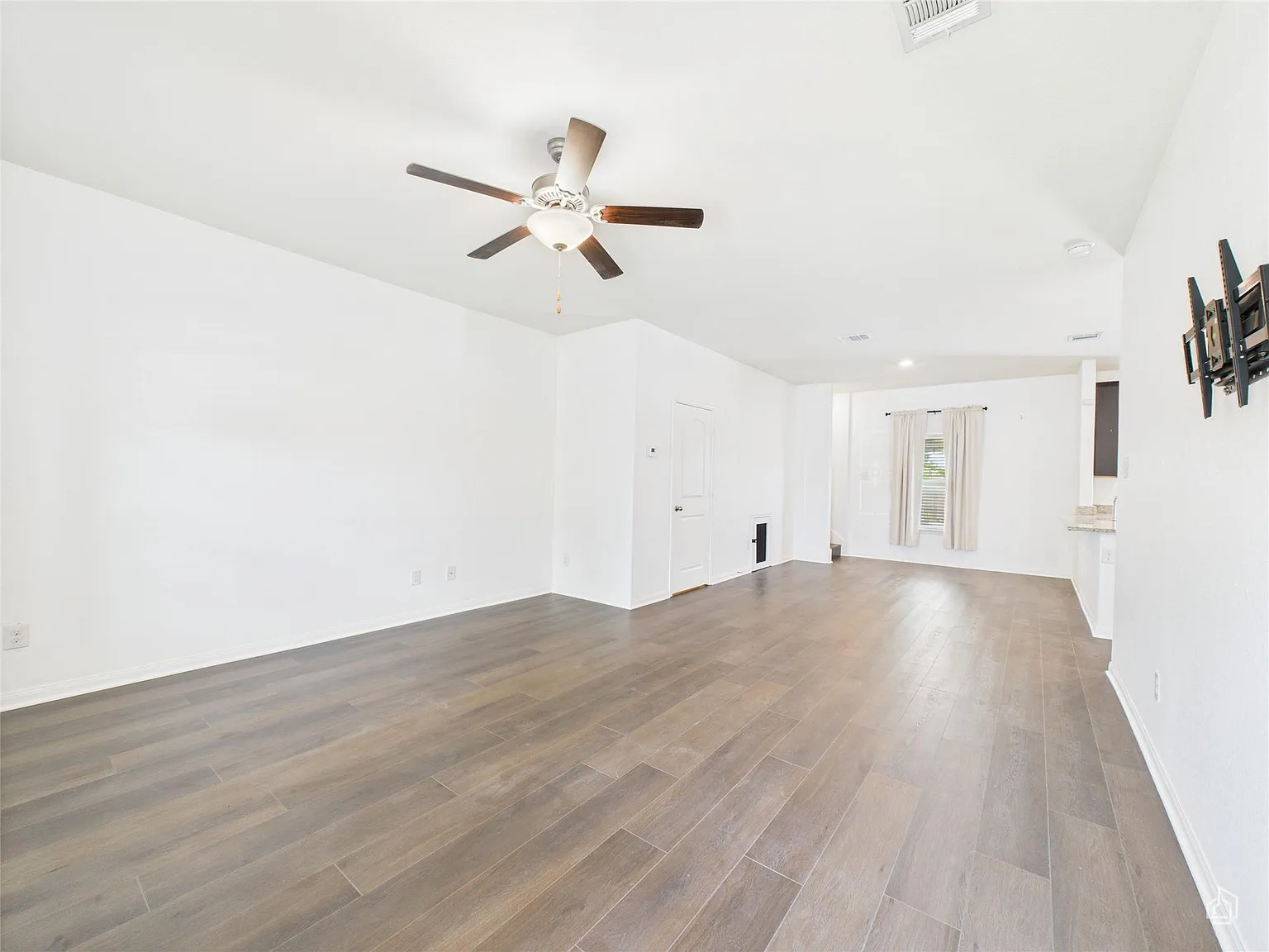 3 bed, 2.5 bath, 1426 sqft, $1,895 — Photo 3