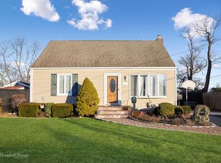 66 Oriole Rd, Levittown, NY 11756