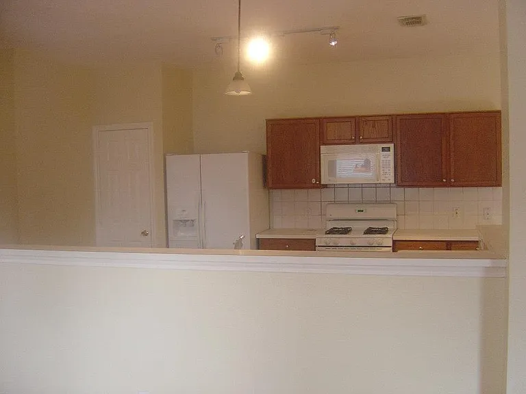 1202 Heritage Hill Cv — Photo 3