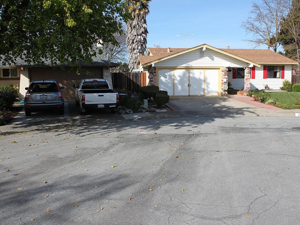Cul-de-sac showing front of the house
