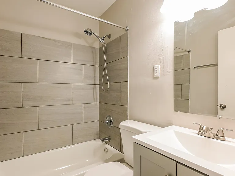 490455_028_bathroom_13576967.jpg