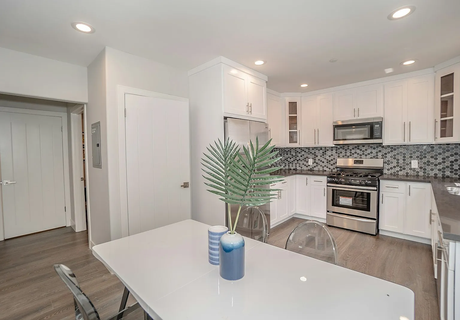 2631 South La Salle Avenue, Unit 2631 — Photo 1