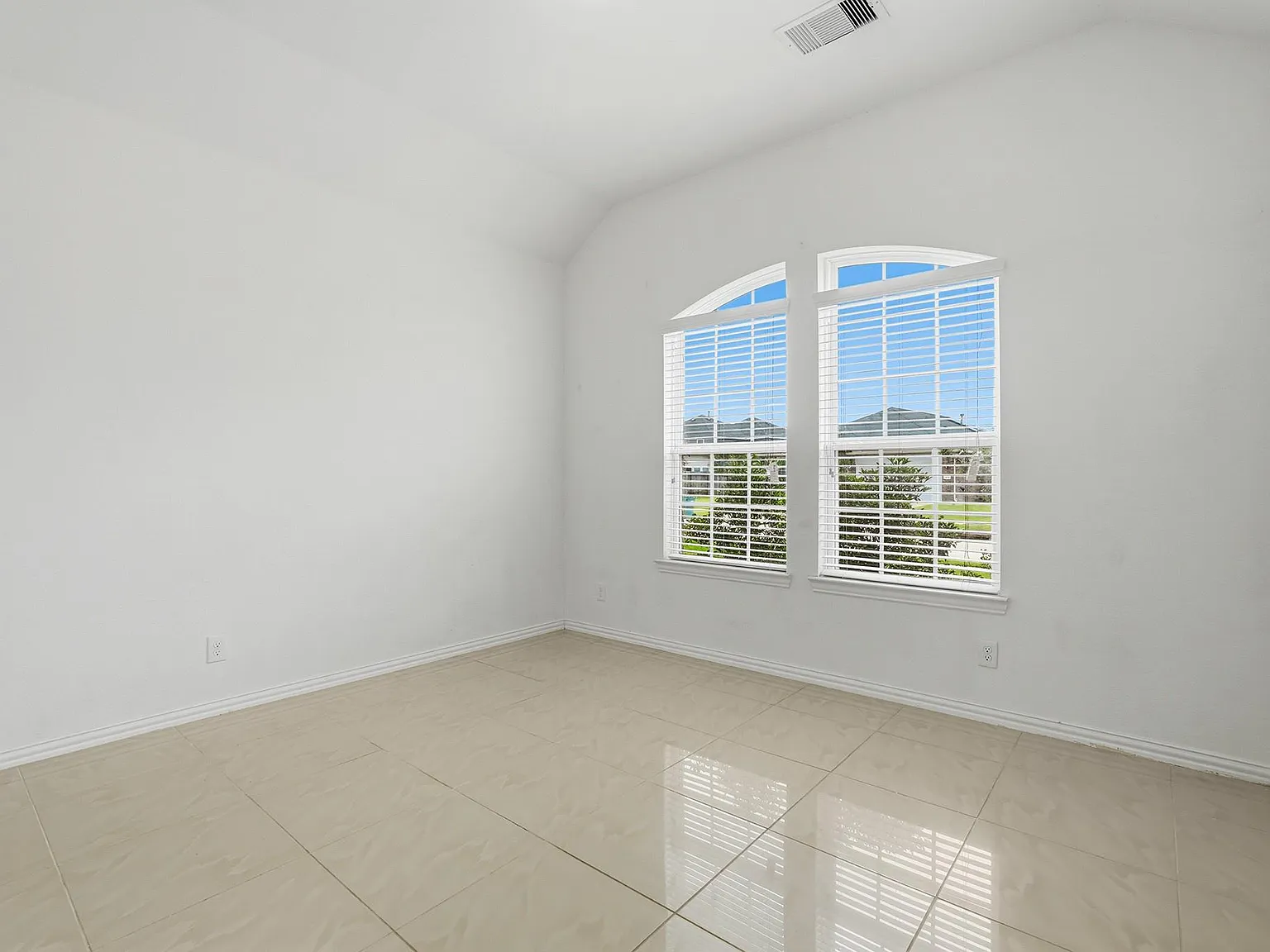 4 bed, 2.0 bath, 2324 sqft, $2,600 — Photo 4