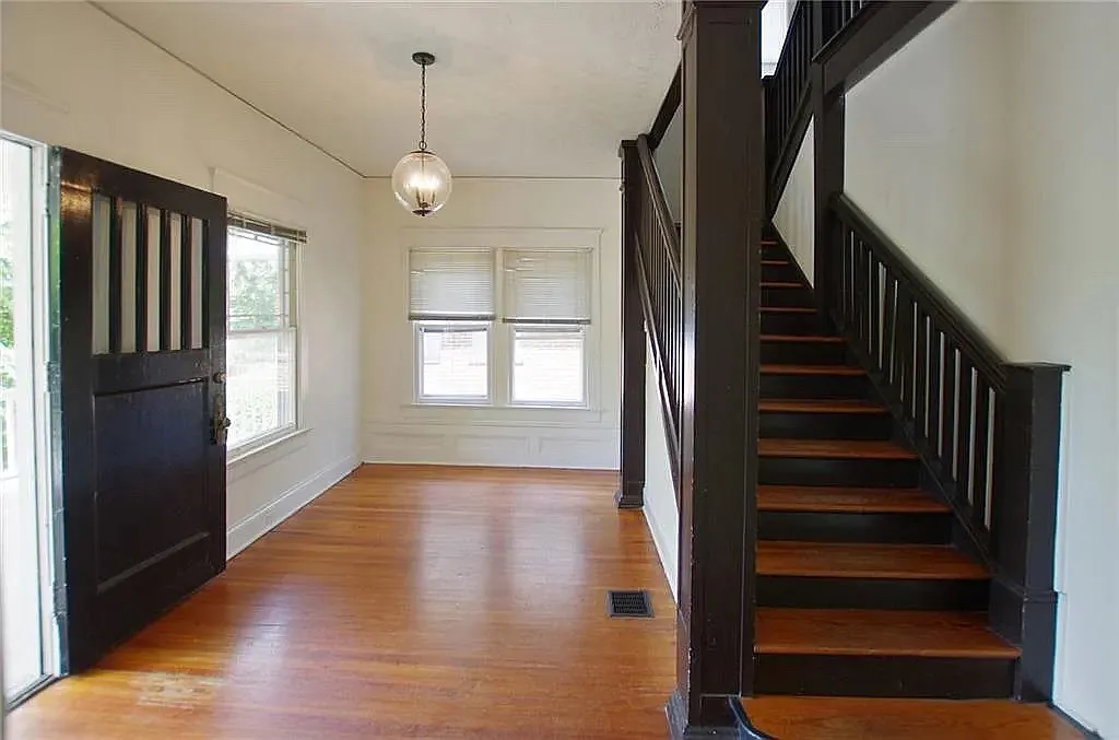 Building Photo - 906 Virginia Cir NE