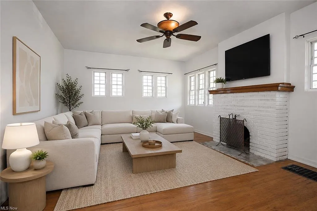 2 bed, 1009 sqft, $1,299 — Photo 2