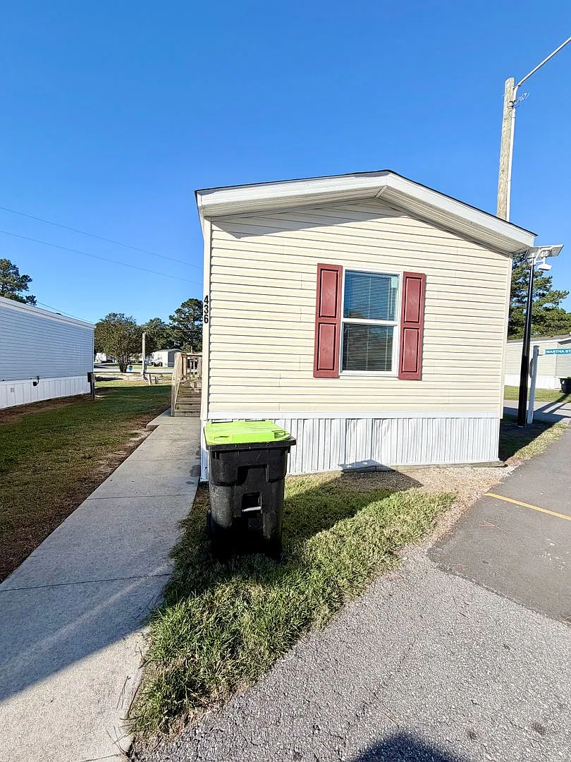 3 bed, 1056 sqft, $1,209 — Photo 1