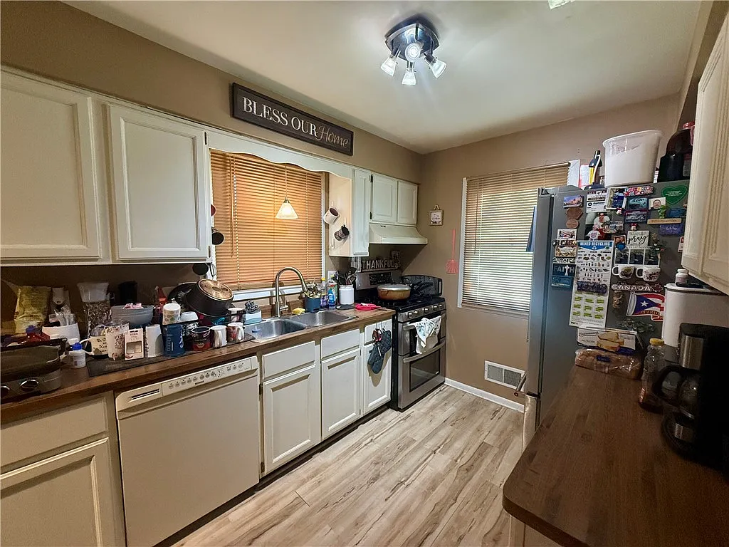3 bed, 1.5 bath, 1176 sqft, $2,200 — Photo 2